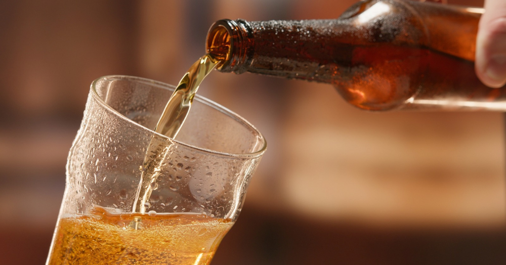 Λήγει η μπύρα: Τι ισχύει, πώς να την κάνετε να κρατήσει περισσότερο